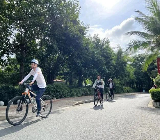 建亚律师自行车普法队前往三亚市大东海社区开展“民法典进（村）社区”公益普法活动